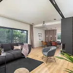 Stunning In With Private Swimming Pool, Be Inside Or Outside Pola