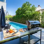 Stunning In With Private Swimming Pool, Be Inside Or Outside * Pola