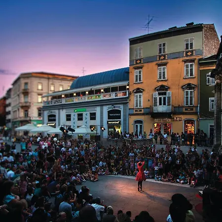 Stunning In Πούλα