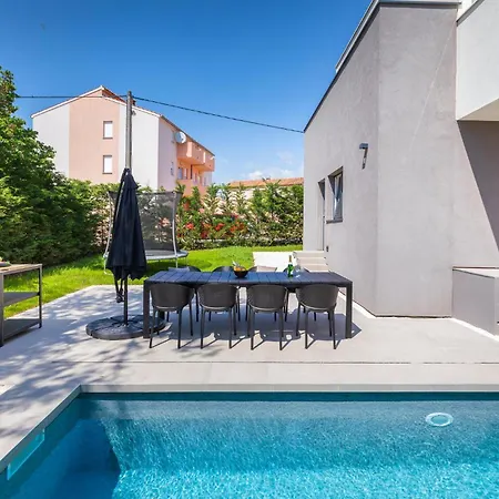Cozy In With Private Swimming Pool, Be Inside Or Outside * Pula