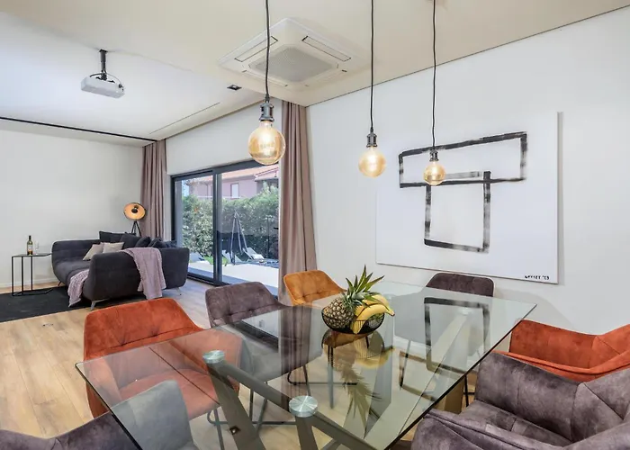 Stunning In Πούλα