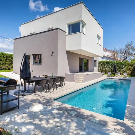 Stunning In With Private Swimming Pool, Be Inside Or Outside Casa de Férias Pula