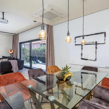 Cozy In With Private Swimming Pool, Be Inside Or Outside Pula