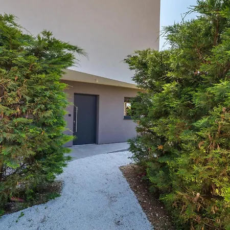 Cozy In With Private Swimming Pool, Be Inside Or Outside *